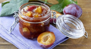 Krok za krokem recept na jantarový švestkový džem s celými plátky na zimu